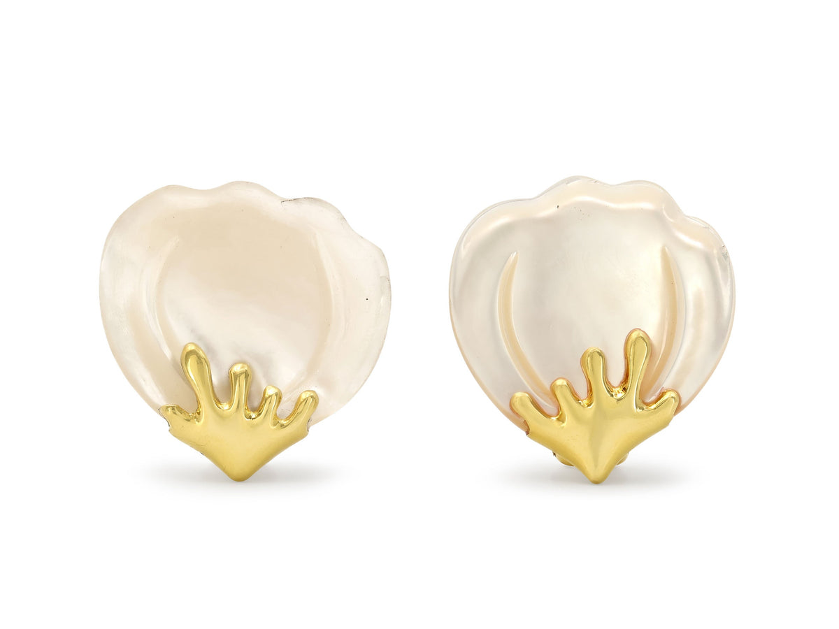 Pendientes de pétalos de madreperla de Tiffany & Co. en oro de 18K, por Angela Cummings