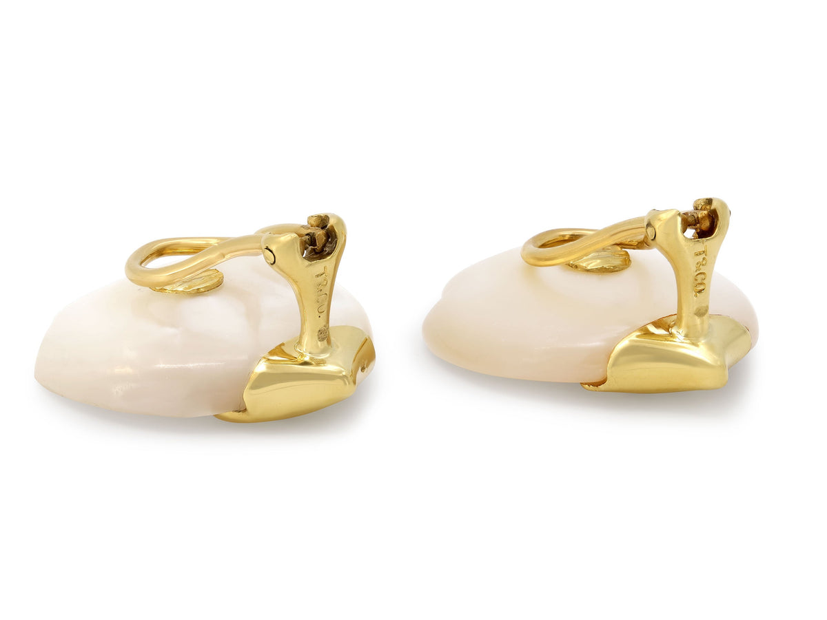 Pendientes de pétalos de madreperla de Tiffany & Co. en oro de 18K, por Angela Cummings