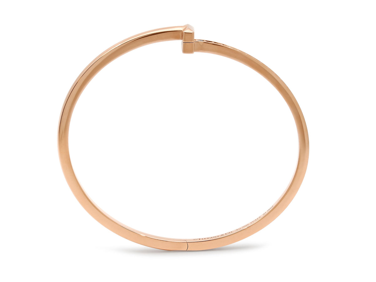 Tiffany & Co. Pulsera rígida 'Tiffany T' con diamantes en oro rosa de 18K