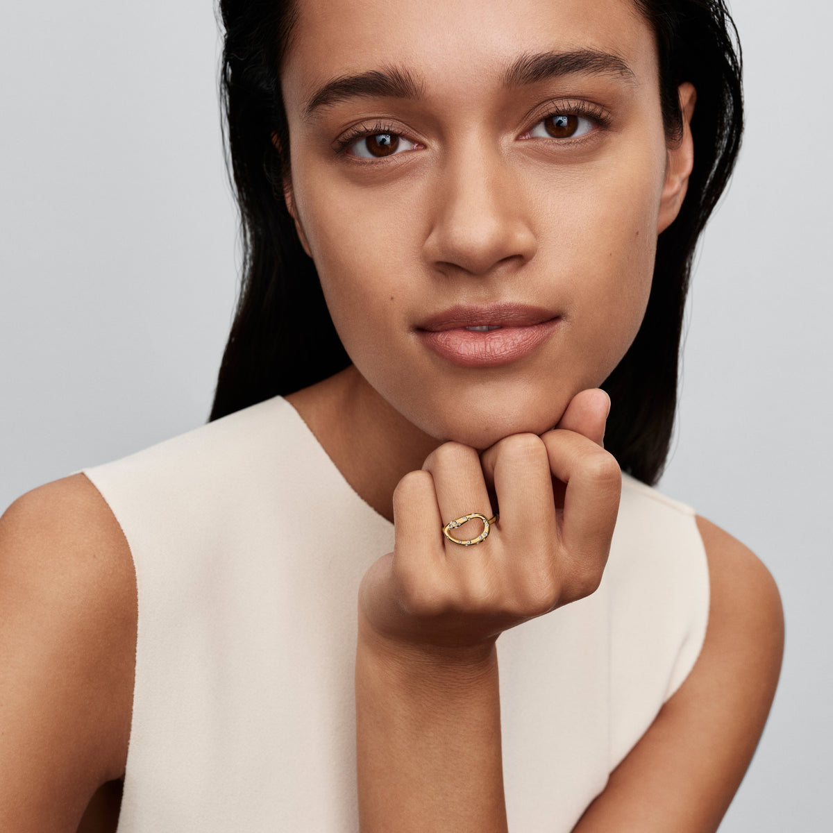 Anillo Declarativo de Piedra con Forma Orgánica de Pandora