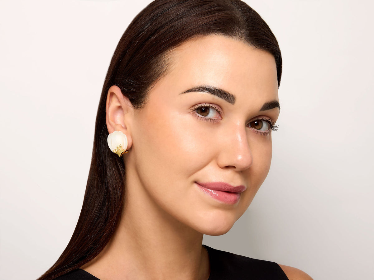 Pendientes de pétalos de madreperla de Tiffany & Co. en oro de 18K, por Angela Cummings