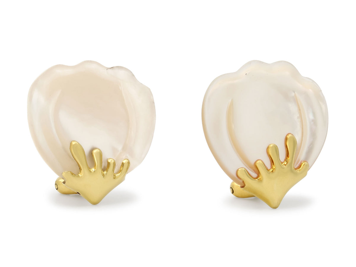 Pendientes de pétalos de madreperla de Tiffany & Co. en oro de 18K, por Angela Cummings