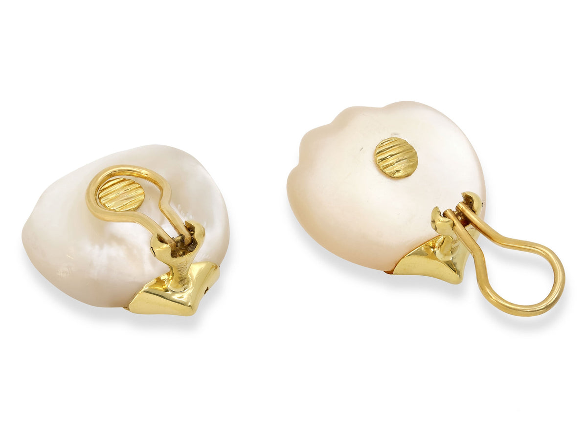 Pendientes de pétalos de madreperla de Tiffany & Co. en oro de 18K, por Angela Cummings