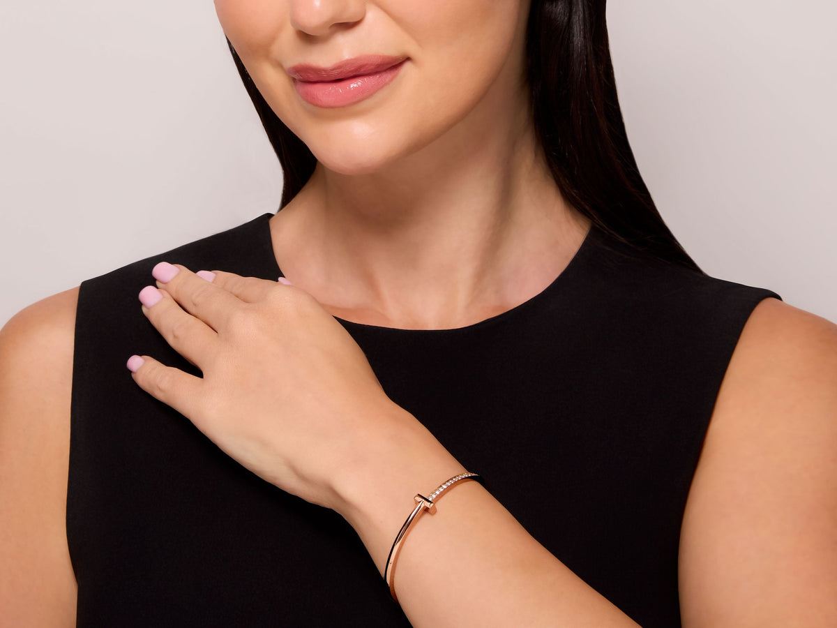 Tiffany & Co. Pulsera rígida 'Tiffany T' con diamantes en oro rosa de 18K